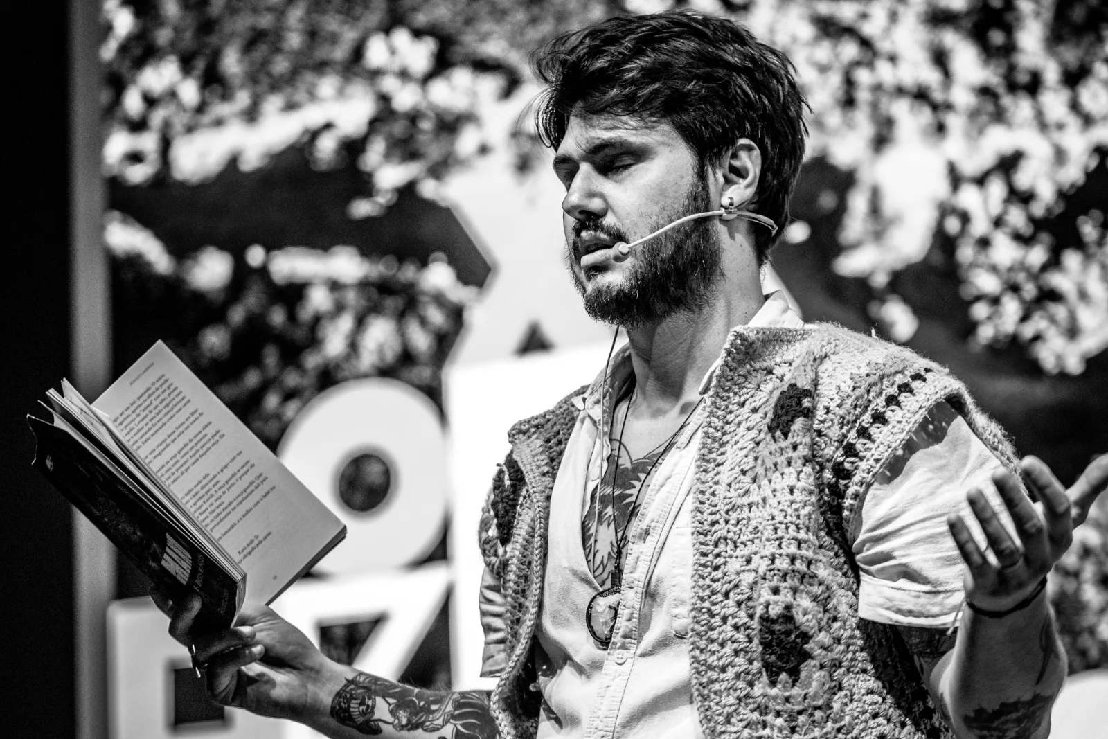 Rodolfo Andrade, autor de Manu: Entre Dois Mundos, em apresentação musical com o Sacred Nature Waves, unindo literatura, instrumentos étnicos e paisagens sonoras inspiradas na natureza.